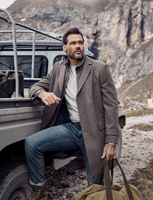 PLUS QU`UN SIMPLE MANTEAU